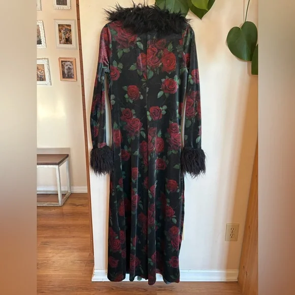 🍀sold🍀NWT - Dolls Kill Widow - Velvet Rose Duster with Faux Fur - Picture 11 of 12